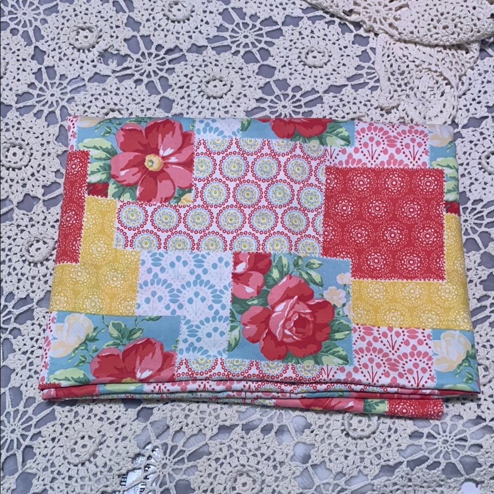 The Pioneer Woman Floral Patchwork Rectangle Tablecloth Cotton Blend 57” x 84”